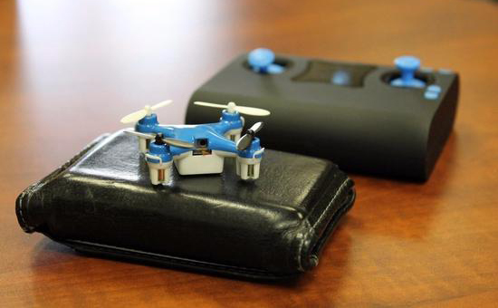 【組圖】堪稱史上最小無人機(jī) 用5號(hào)電池售價(jià)僅30美元