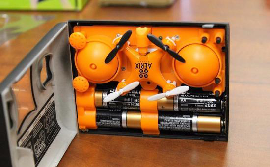 【組圖】堪稱史上最小無人機(jī) 用5號(hào)電池售價(jià)僅30美元