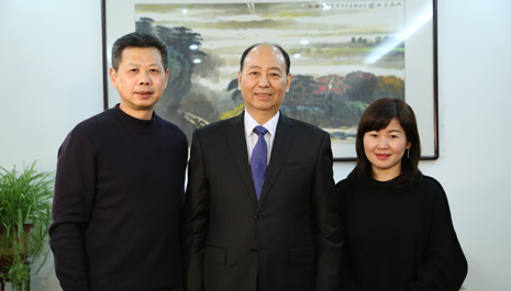 圖為風(fēng)帆有限責(zé)任公司董事長、黨委書記劉寶生與《新能源1+1》節(jié)目制作團(tuán)隊合影