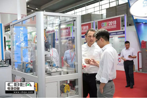 CIBF2018觀眾通過(guò)掃碼自助取證