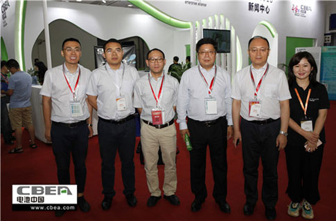 動(dòng)力電池應(yīng)用分會(huì)秘書(shū)長(zhǎng)張雨（右）和參會(huì)領(lǐng)導(dǎo)在CIBF2018新聞中心合影