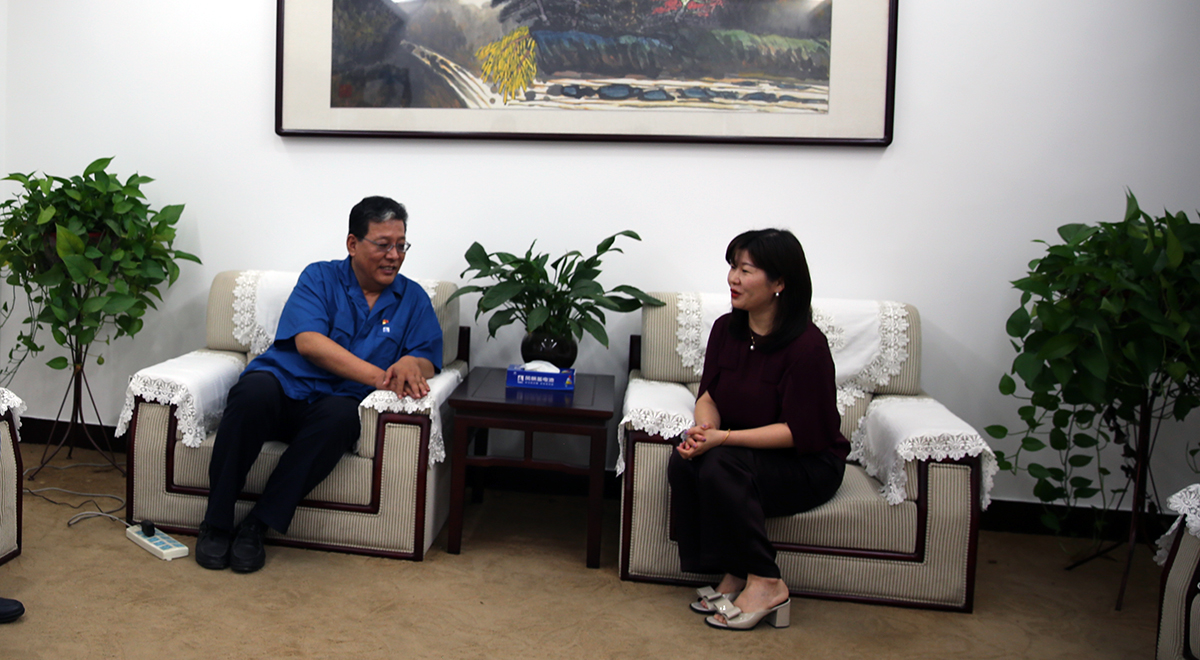 節(jié)目組與風(fēng)帆有限責任公司董事長李勇進行交流