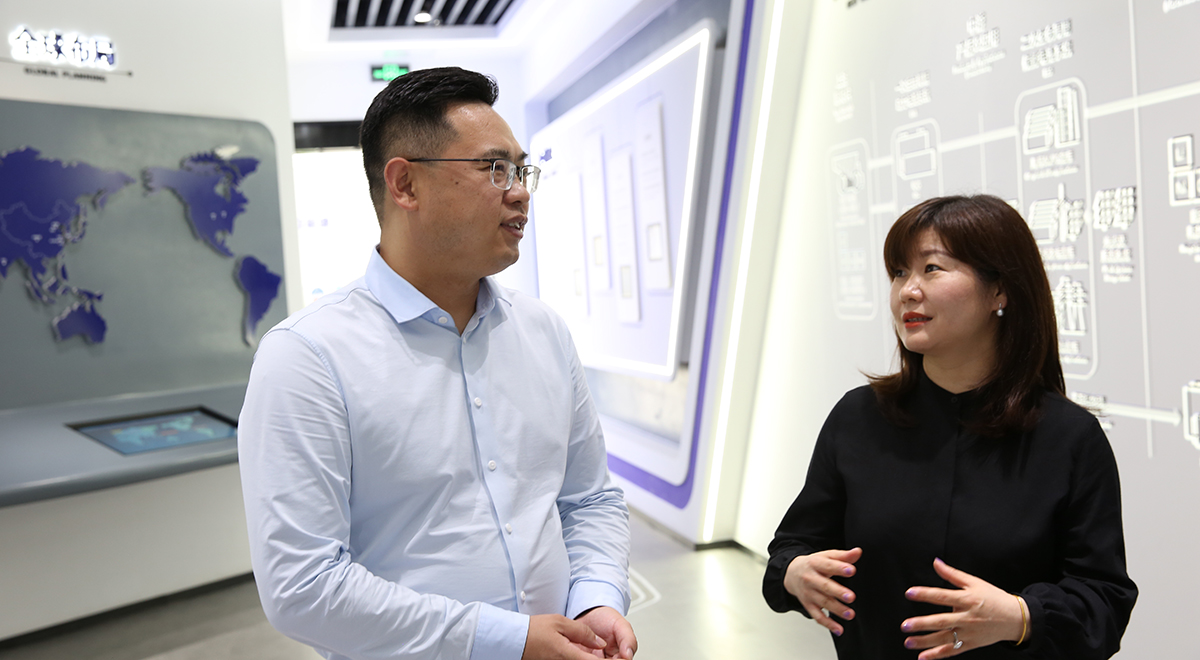 《洞見》節(jié)目組在蜂巢能源交流參觀