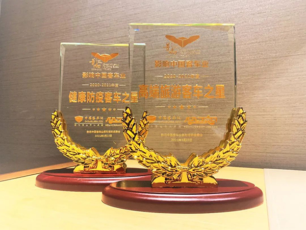 奮進(jìn)前行 銀隆斬獲影響中國(guó)客車業(yè)雙項(xiàng)大獎(jiǎng) 奮進(jìn)前行 銀隆斬獲影響中國(guó)客車業(yè)雙項(xiàng)大獎(jiǎng)