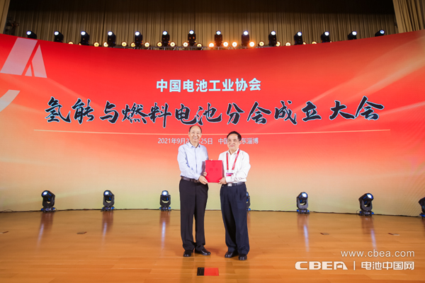 中國(guó)電池工業(yè)協(xié)會(huì)劉寶生理事長(zhǎng)為分會(huì)專家代表頒發(fā)聘書 中國(guó)電池工業(yè)協(xié)會(huì)劉寶生理事長(zhǎng)為分會(huì)專家代表頒發(fā)聘書