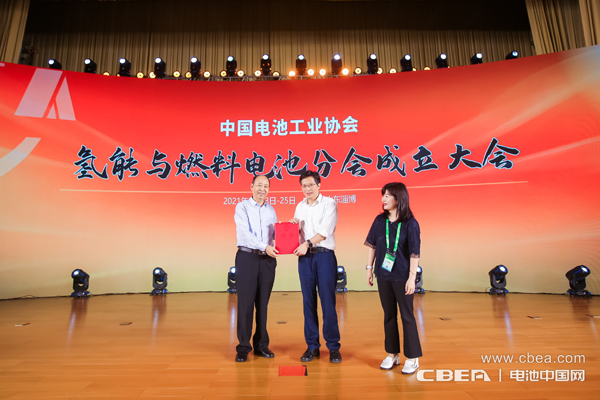 中國(guó)電池工業(yè)協(xié)會(huì)劉寶生理事長(zhǎng)為分會(huì)專家代表頒發(fā)聘書 中國(guó)電池工業(yè)協(xié)會(huì)劉寶生理事長(zhǎng)為分會(huì)專家代表頒發(fā)聘書